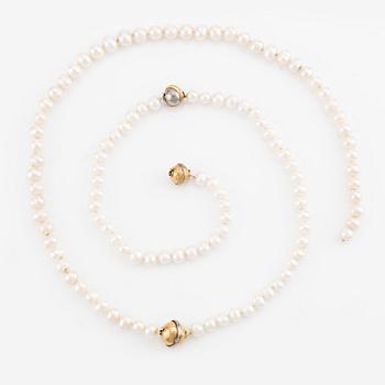 Pearl necklace, 3 pieces, cultured pearls, 3 clasps, Per Borup, 18K gold with small brilliant-cut diamonds.