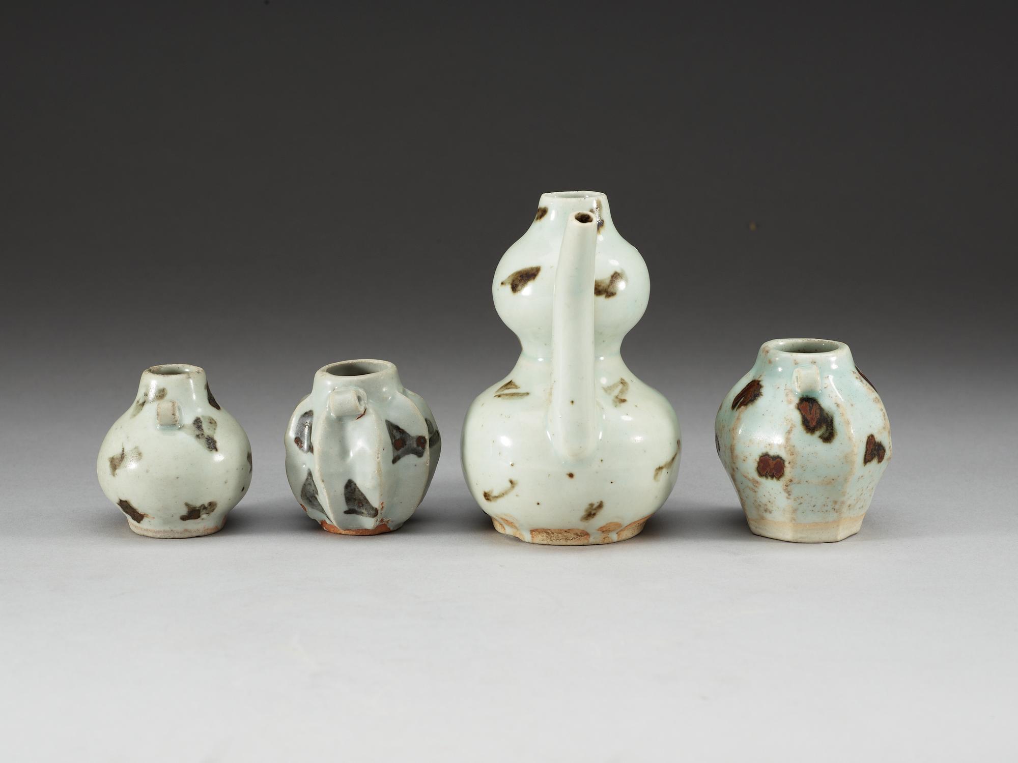 KANNA med KRUKOR, tre stycken, porslin. Yuan dynastin (1271-1368).