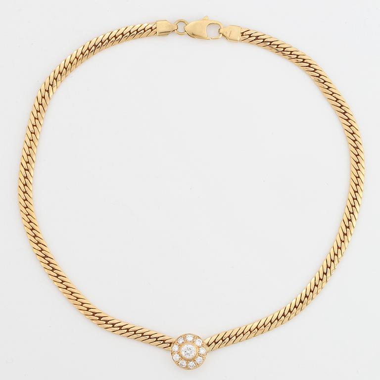 18K gold and brilliant-cut diamond necklace.