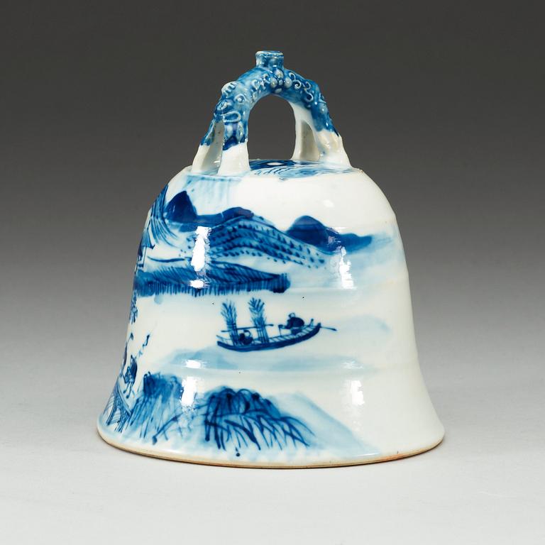 KLOCKA, porslin. Sen Qing dynastin.