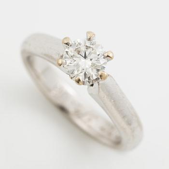 Ring in 18K white gold set with a round brilliant-cut diamond.