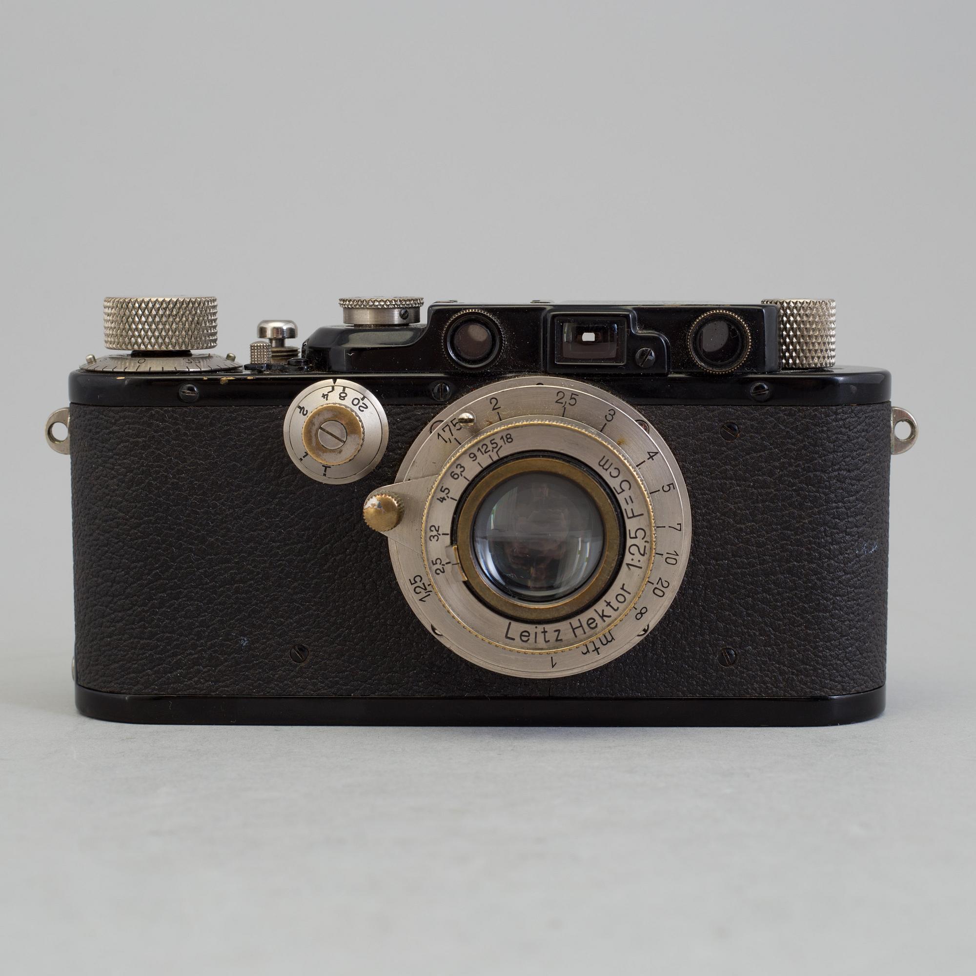 A early 1930s black body Leica no 123864 with a chrome Hektor 1:2,5 F=5 cm lens. With table stand.