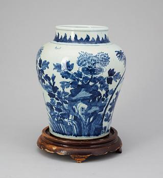 568. A blue and white Qing dynasty urn.