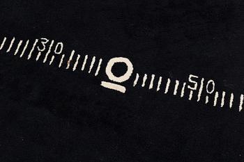 Eileen Gray, matta, "Centimètre", Black board rug, Handtuftad, 246,5 x 228,5 cm, Efter design av Eileen Gray.