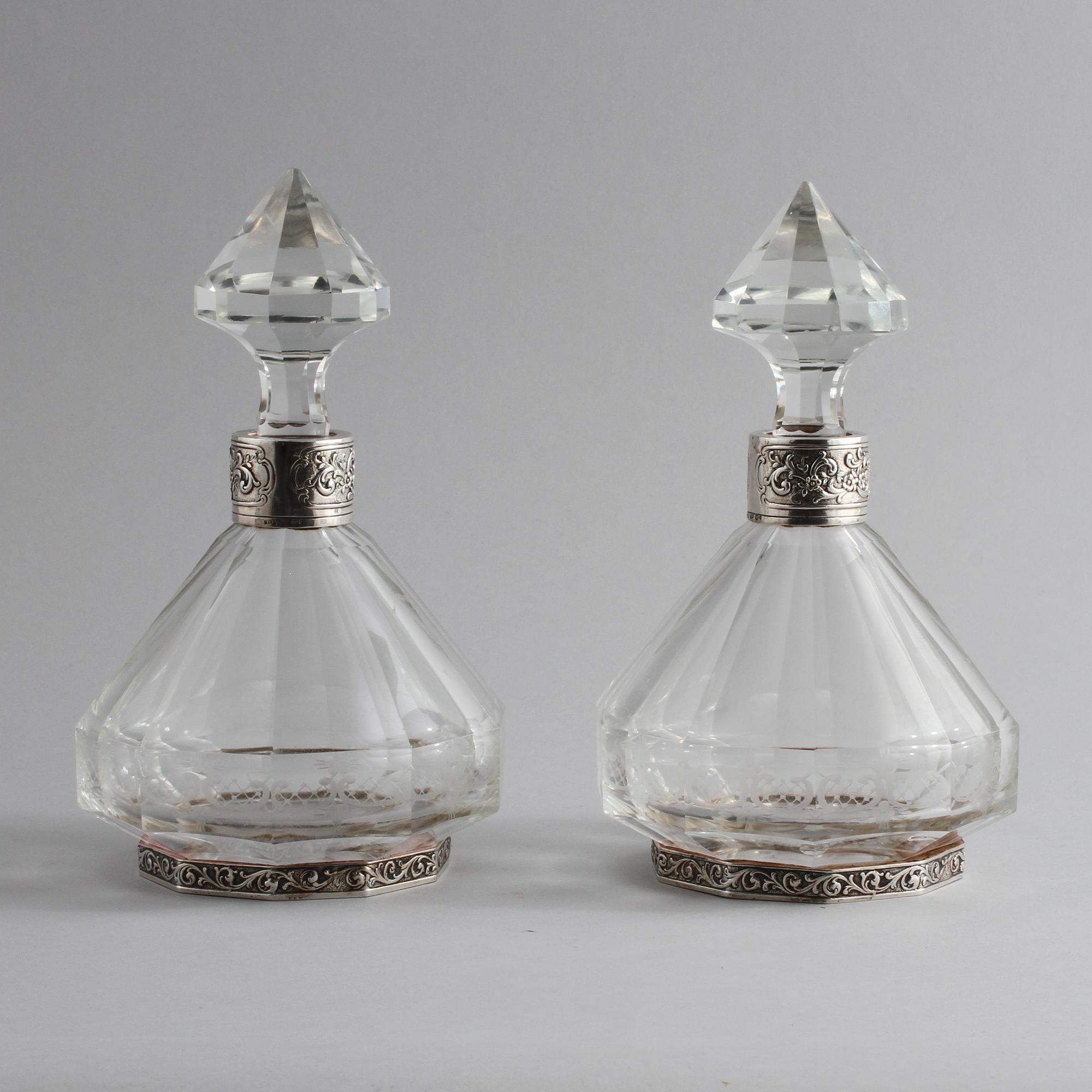 KARAFFER, ett par, glas och silver, Tyskland, svenska importstämplar, 1900-tal.