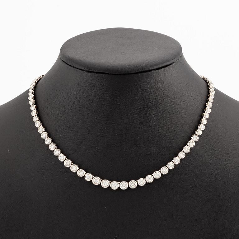 An 18K white gold bracelet set with round brilliant-cut diamonds.