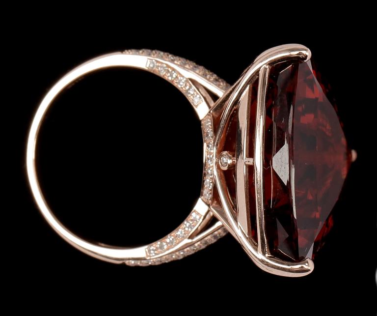 RING, 14k roséguld med trillionslipad citrin ca 23,07 ct och mindre briljantslipade diamanter. Vikt ca 9,8 gram.