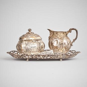 SOCKERSKÅL, GRÄDDKANNA, 2 st SOCKERTÄNGER samt BRICKA, silver, rokokostil, 1900-tal. Tot vikt 430 g.