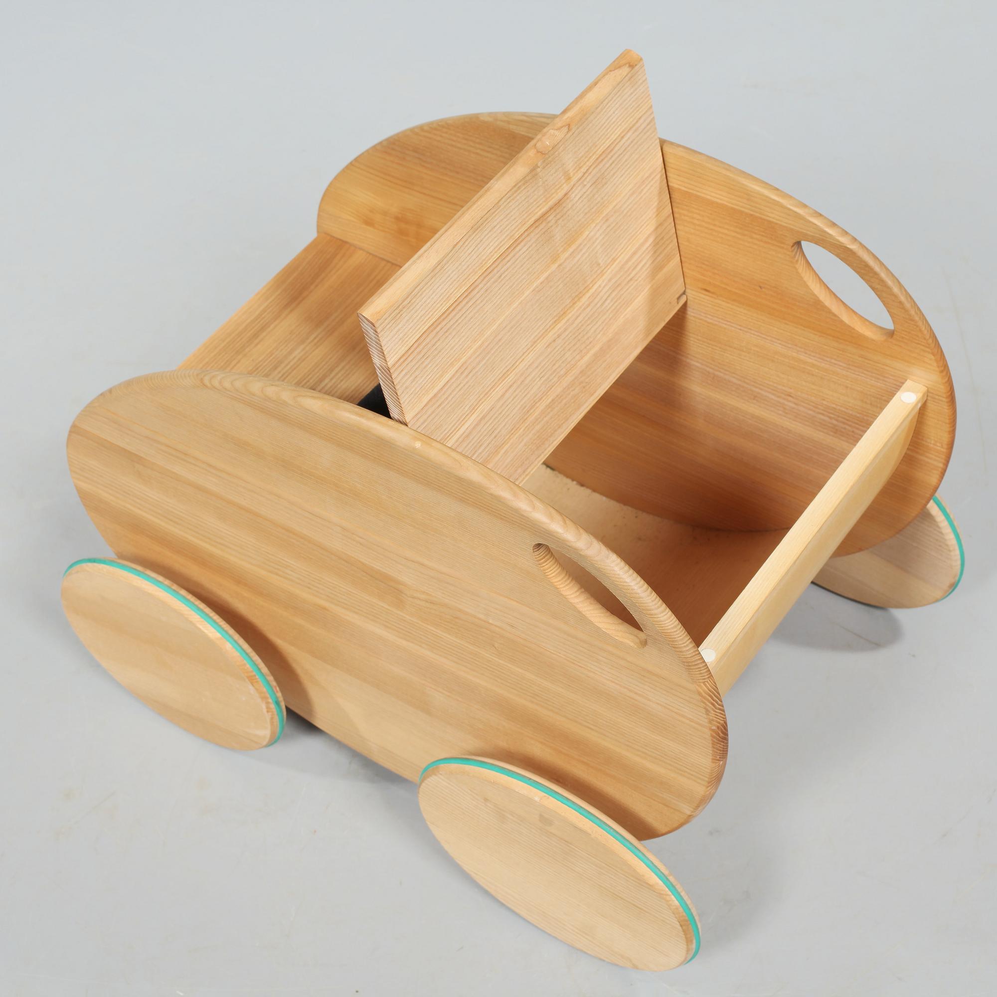 LEKSAKSBIL, 5+5 Design, snickeri & formgivning på Malmstens CTD, numrerad 2 av 30, 2005.