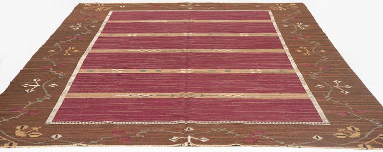 A carpet, flat weave, c. 360 x 270 cm, possibly by Handarbetets vänner, Stockholm, Sweden.