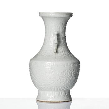 Vas, blanc de chine. Qingdynastin, 1700-/1800-tal.