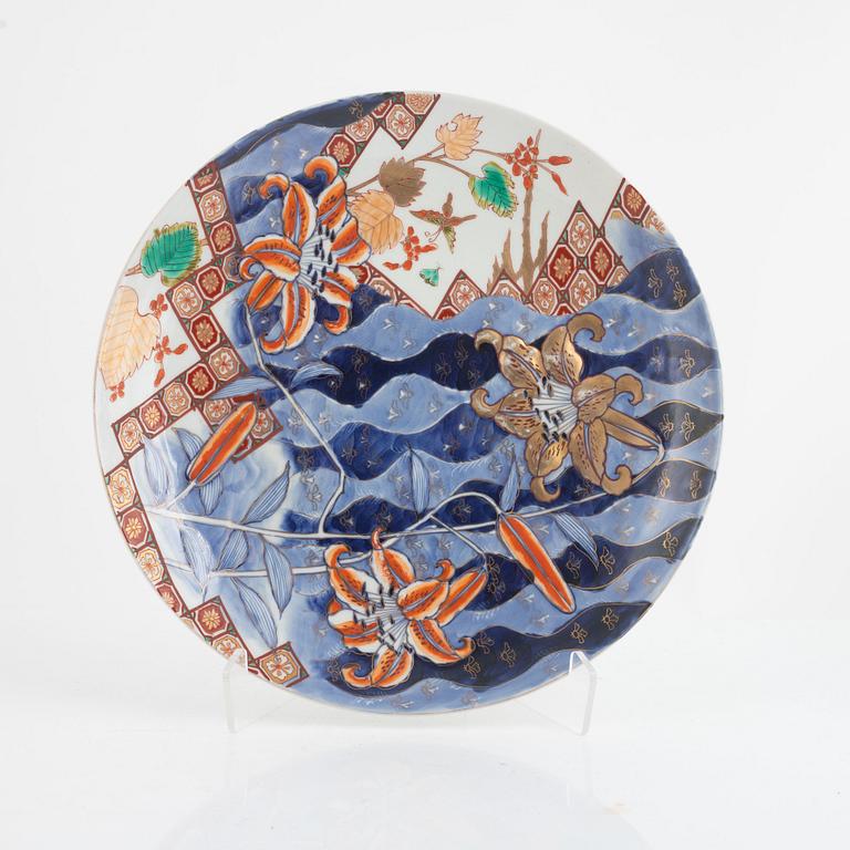 An Imari porcelain dish, Japan, Meiji (1868-1912).