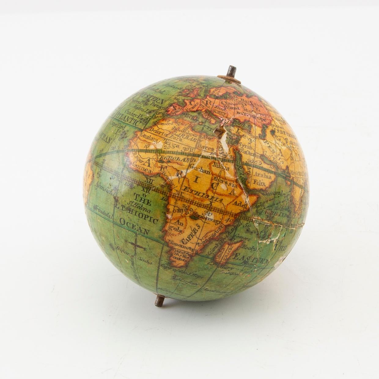 Reseglob med etui, av T. Harris & Son (globfabrikörer verksamma i London, 1802-1907), daterad 1812.