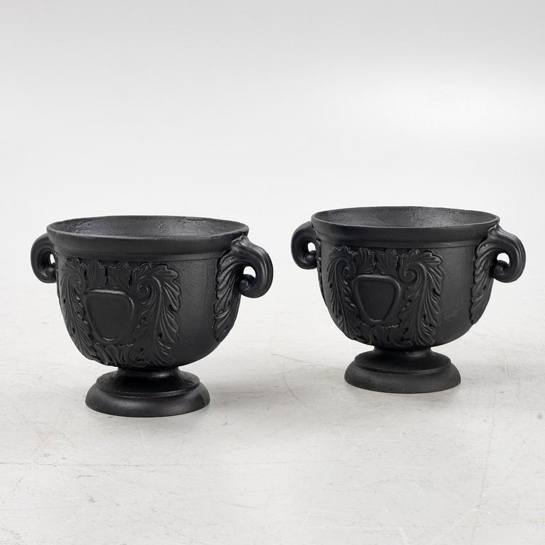 Trädgårdsurnor, ett par, gjutjärn, 1900-tal.