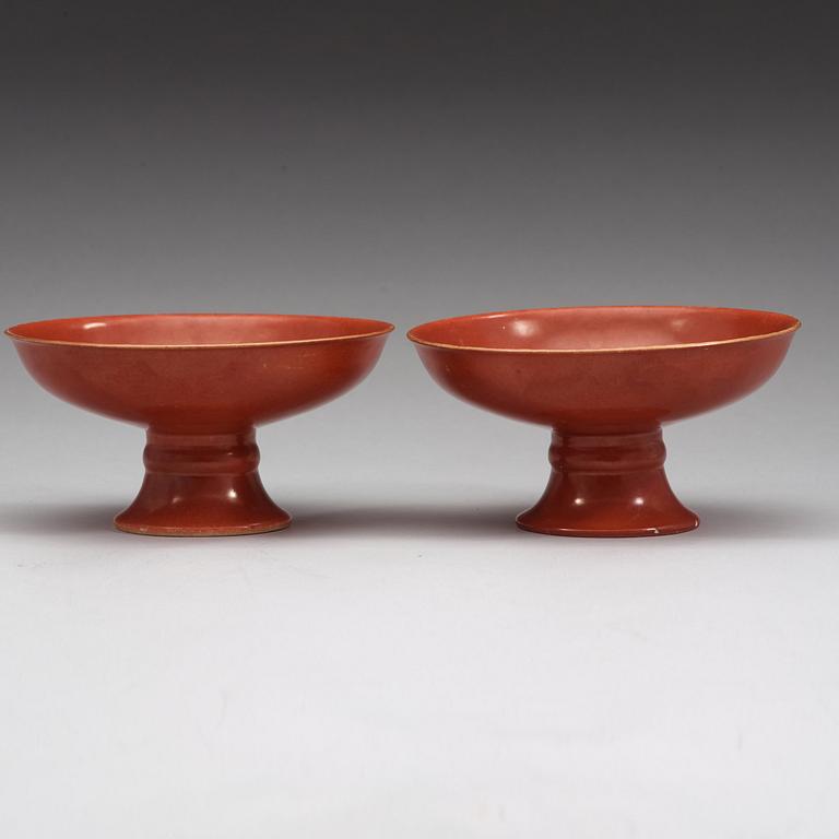 TAZZA, ett par, porslin. Qingdynastin med Qianlongs märke.