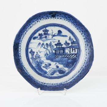 Tallrikar, 11 stycken samt flaska, porslin. Qingdynastin, 1800-tal.