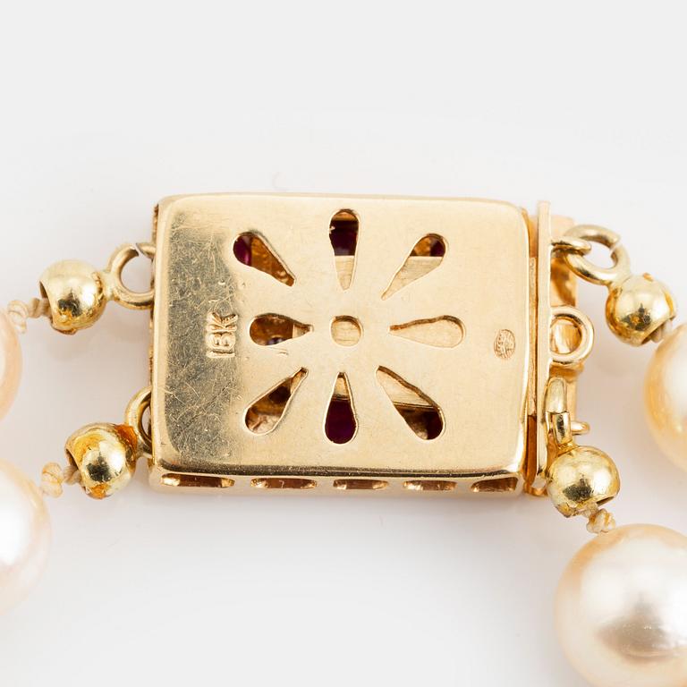 Cultured pearl bracelet, clasp 18K gold with rubies and eight cut diamonds.