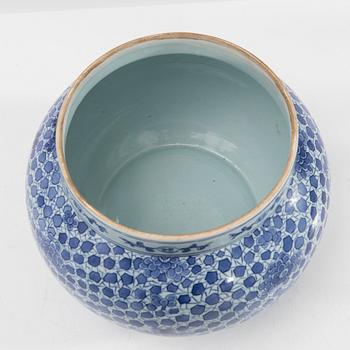 Urn with lid, China, 20th century.