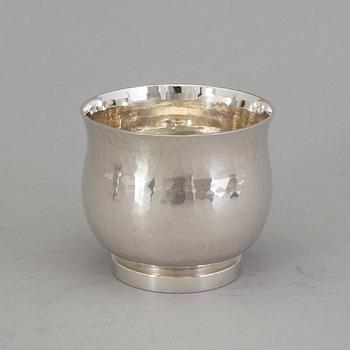 a silver carafe and six vodka cups by Erik Löfman 1929-1994 for K G Markströms AB, Uppsala 1978. Weight ca 1122 gram.