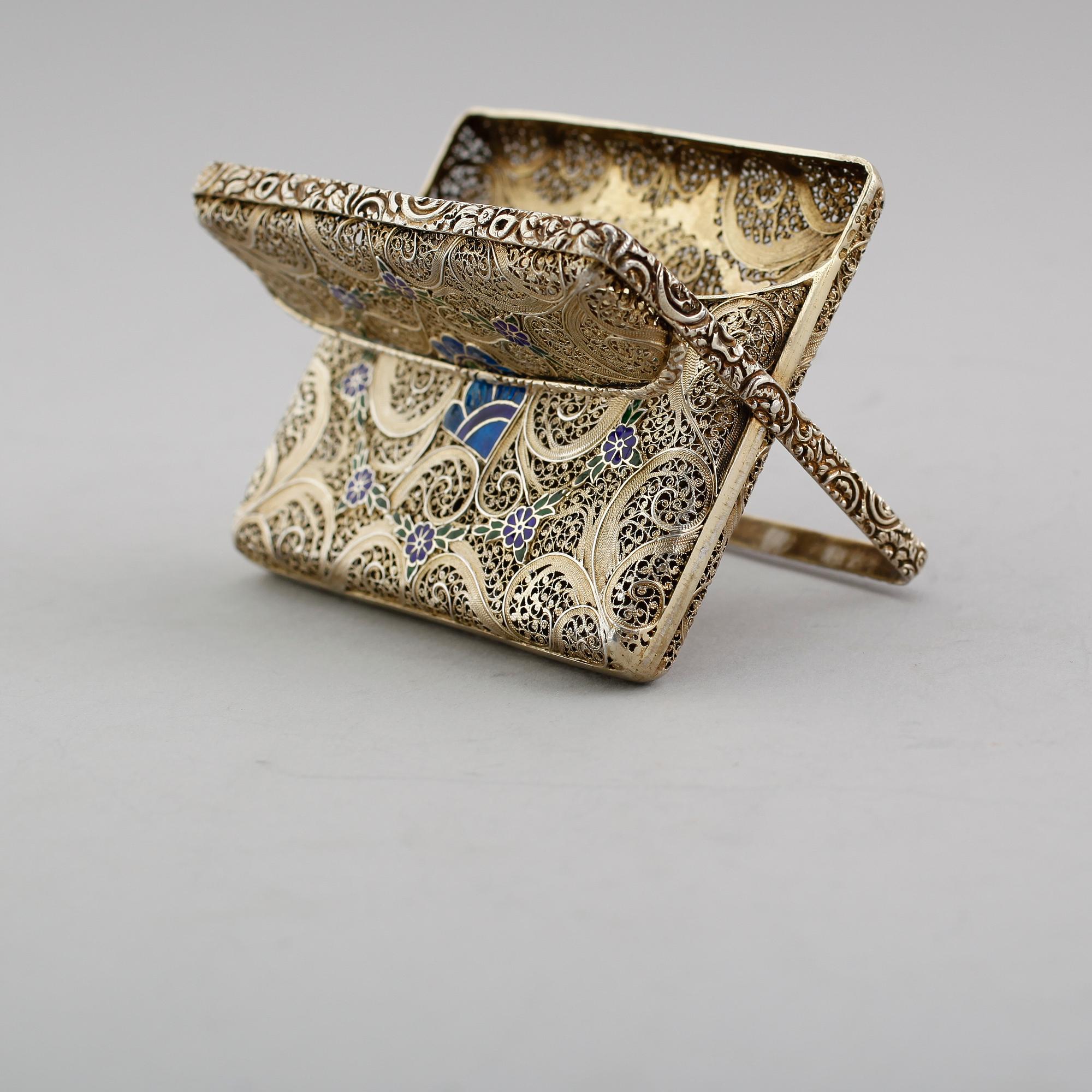 CIGARETTETUI, silver, 1900-talets första hälft. Vikt ca 86 gram.