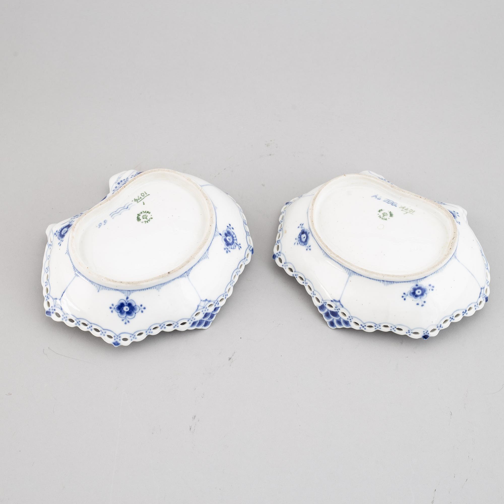 Royal Copenhagen, two 'Musselmalet' no 1074 dishes, Denmark.