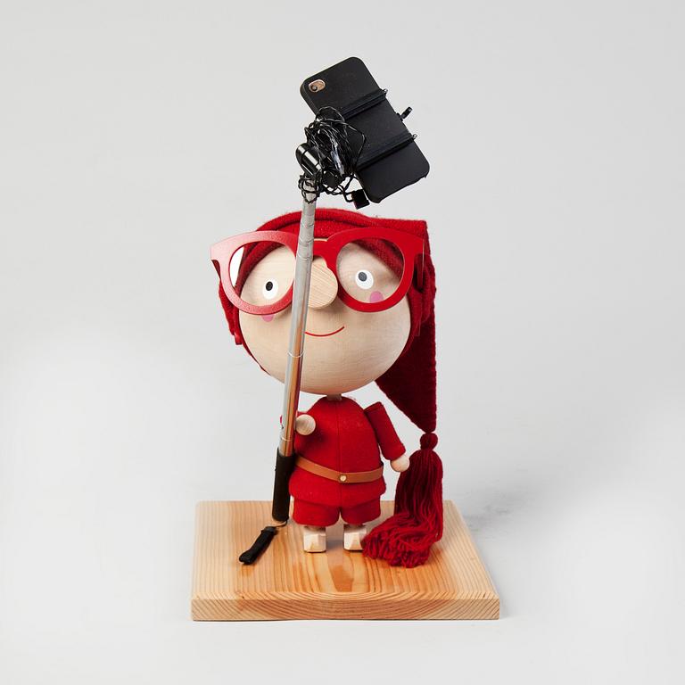 NISSE SKARP MED SELFIEPINNE, NK 2014, JoAnn Tan Studio.