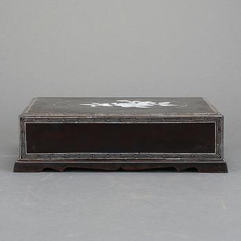 ASK MED LOCK, sannolikt Kina, omkring 1900-talets första kvartal. Trä och pärlemor.