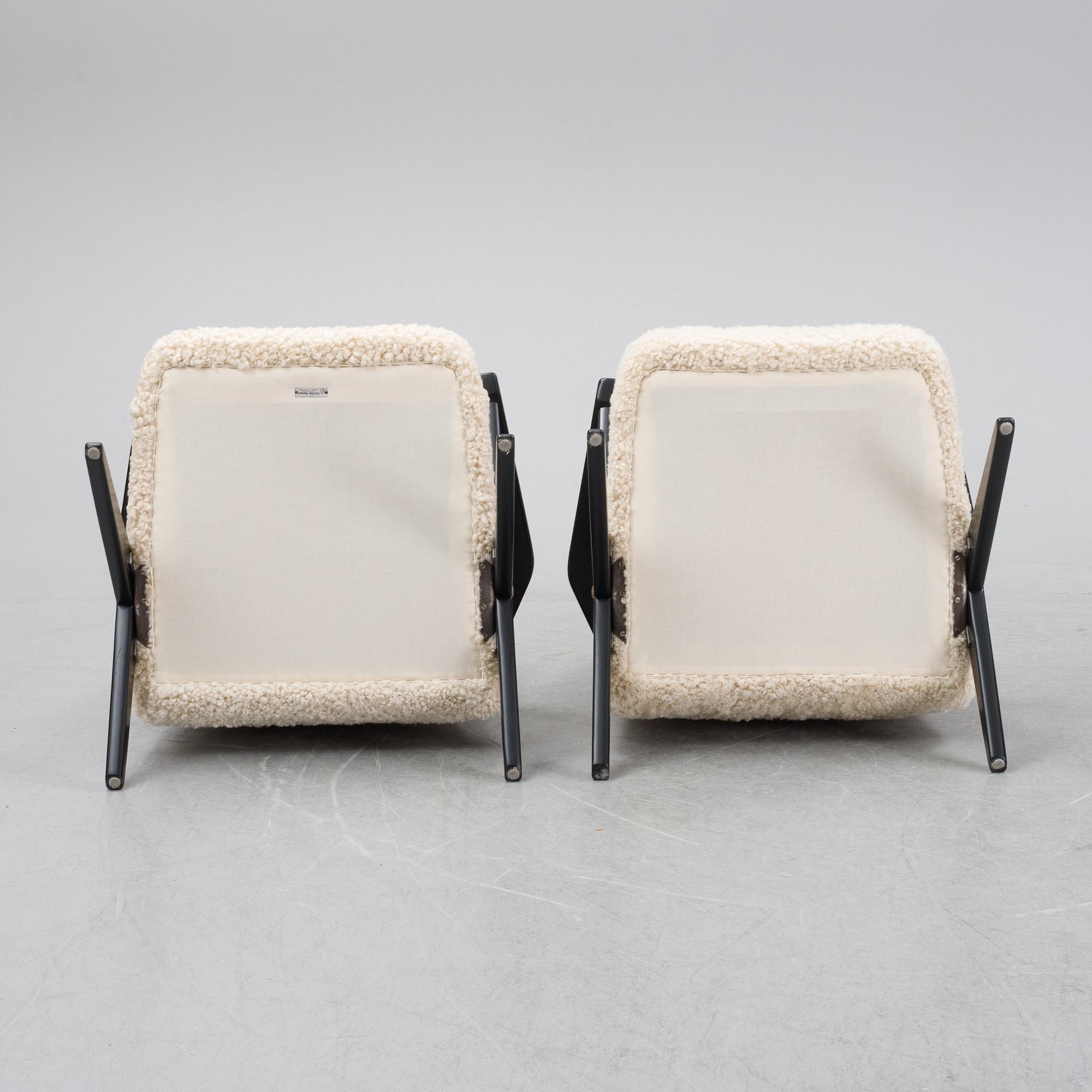 Bengt Ruda, fåtöljer ett par, modell 563-037, Triva kollektionen för Nordiska Kompaniet, formgiven 1952.