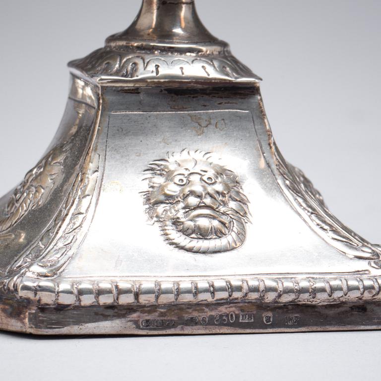 LJUSSTAKAR, ett par, silver, gustaviansk stil, 1900-tal.