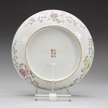 SKÅLFAT, porslin. Qingdynastin med Guangxus sex karaktärers märke och period (1875-1908).