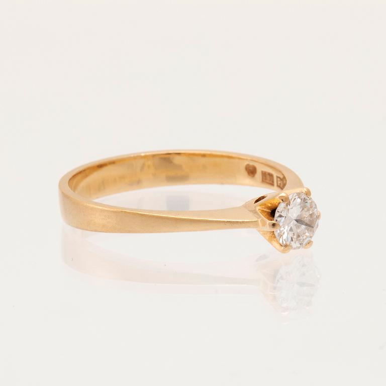 Ring in 18K gold with a round brilliant-cut diamond, Ba Konstgjuteri Södertälje 1989.