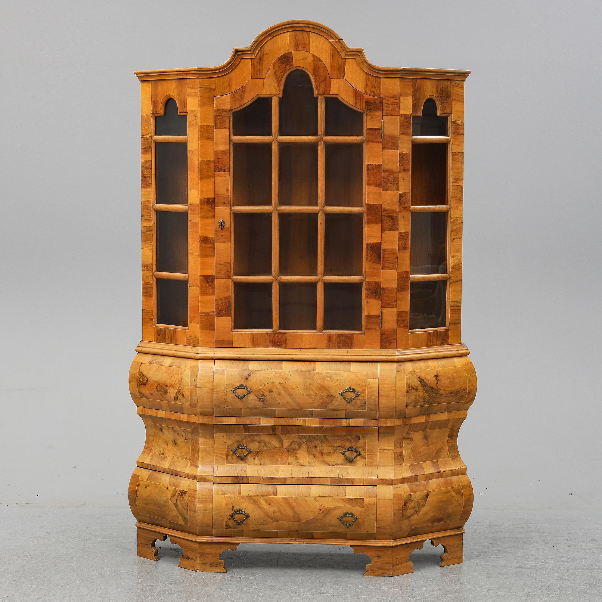 A first half of the 20th Century late Baroque style vitrine cabinet.