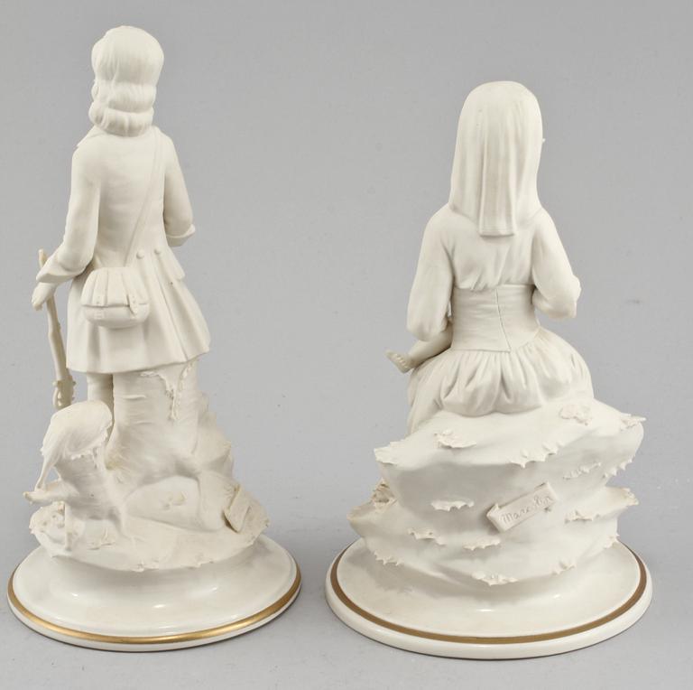 FIGURINER, ett par, parian och porslin, Neapelliknande märken, 1900-talets början.