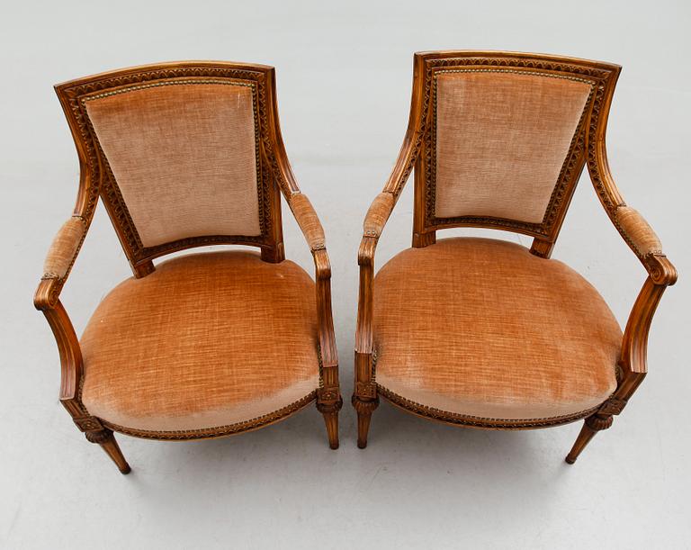 KARMSTOLAR, 2 st snarlika, gustavianska, 1700-talets andra hälft.