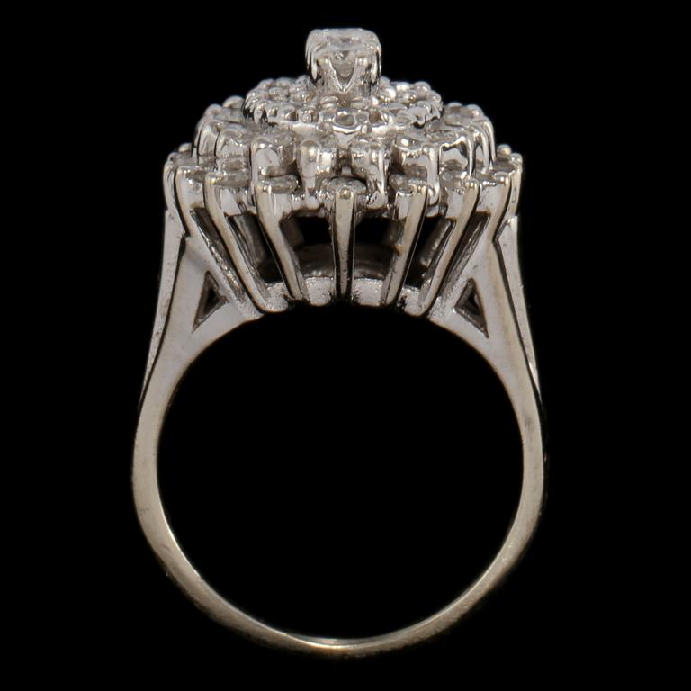 RING, 14k vitguld med briljant och åttkantslipade diamanter, totalt ca 1.75 ct. Vikt 10g.