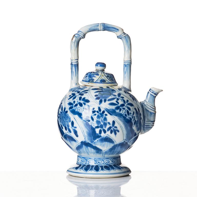 Kanna med lock, porslin. Qingdynastin, Kangxi (1662-1722).