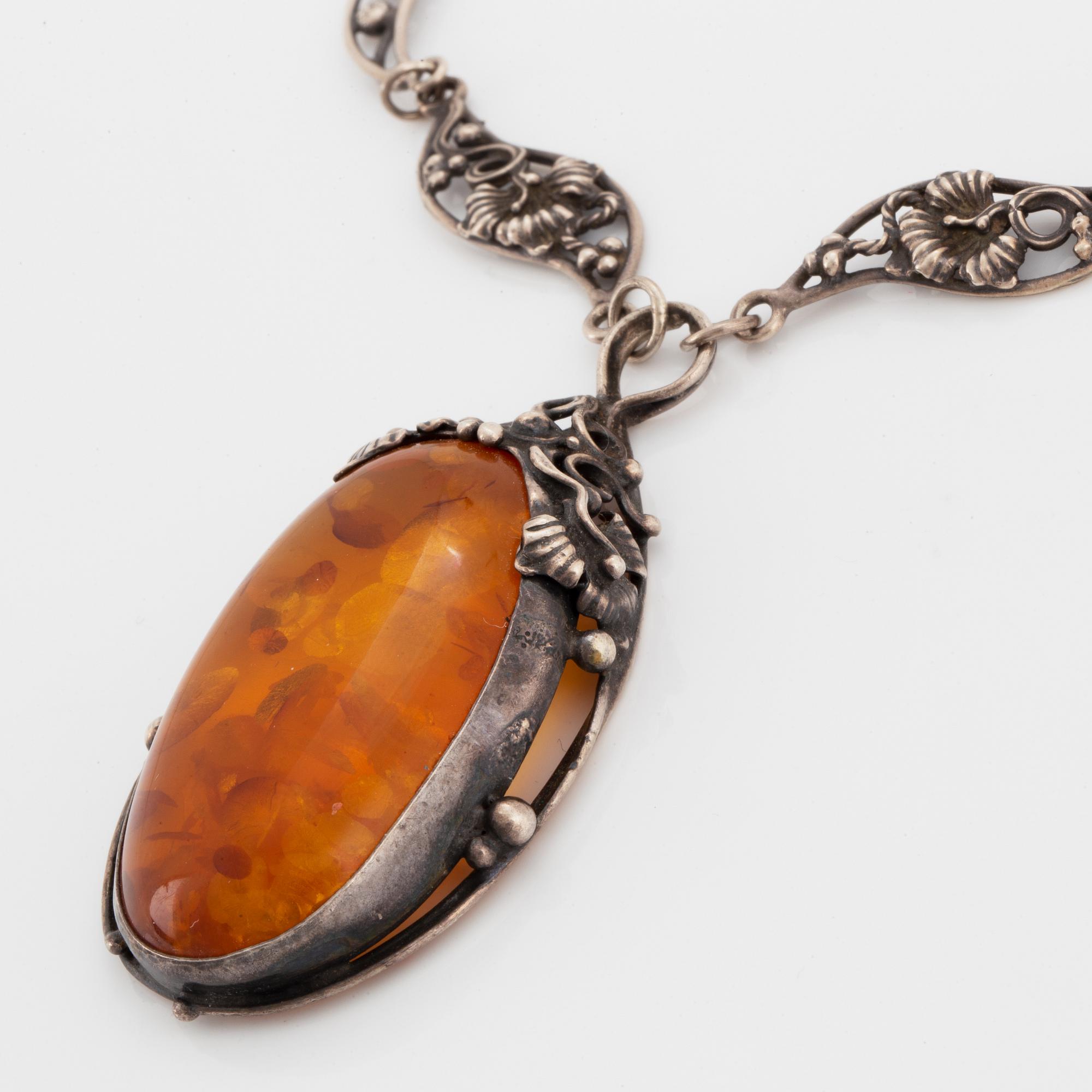 HALSMYCKE OCH ARMRINGAR två st, silver med bärnsten och bergkristall.