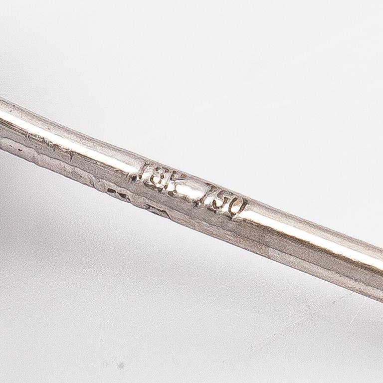 Cassandra Goad, a pair of 18K white gold earrigns with diamonds ca. 0.54 ct in total.