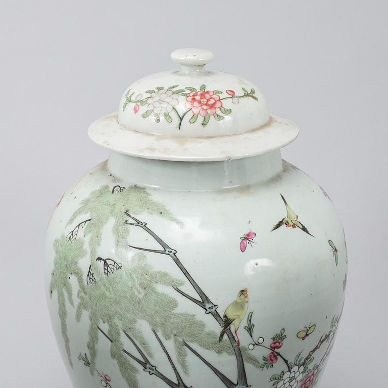 Four Chinese famille rose jars/vases with 3 covers, 20th century.