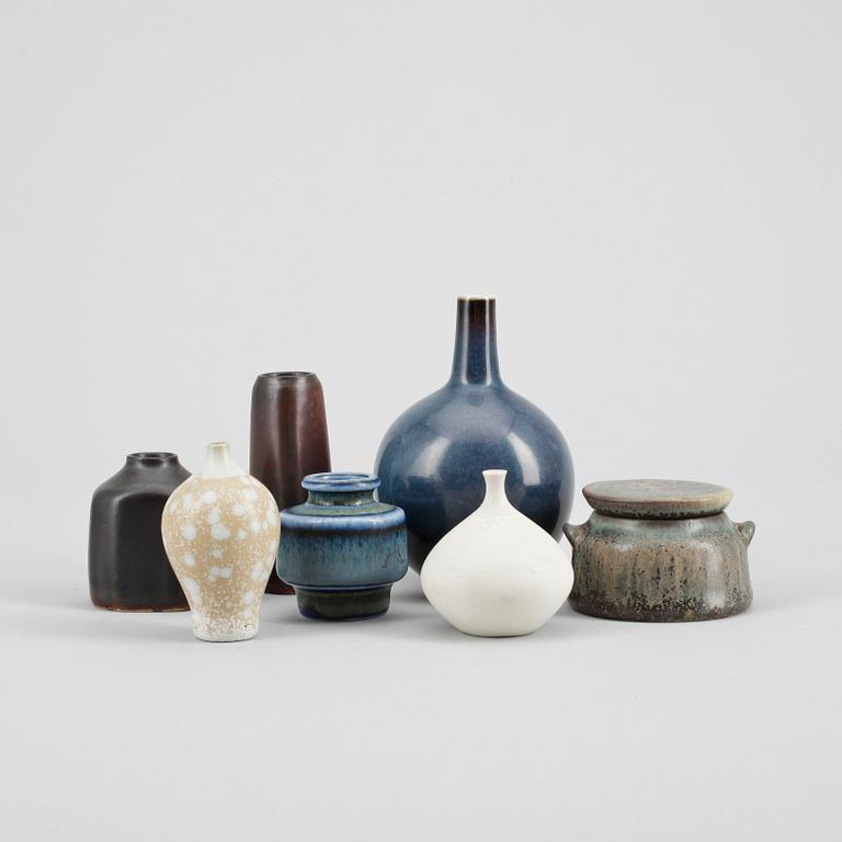 MINIATYRER, 7 st, stengods, bla Stig Lindberg och Gunnar Nylund, Gustavsberg respektive Rörstrand.