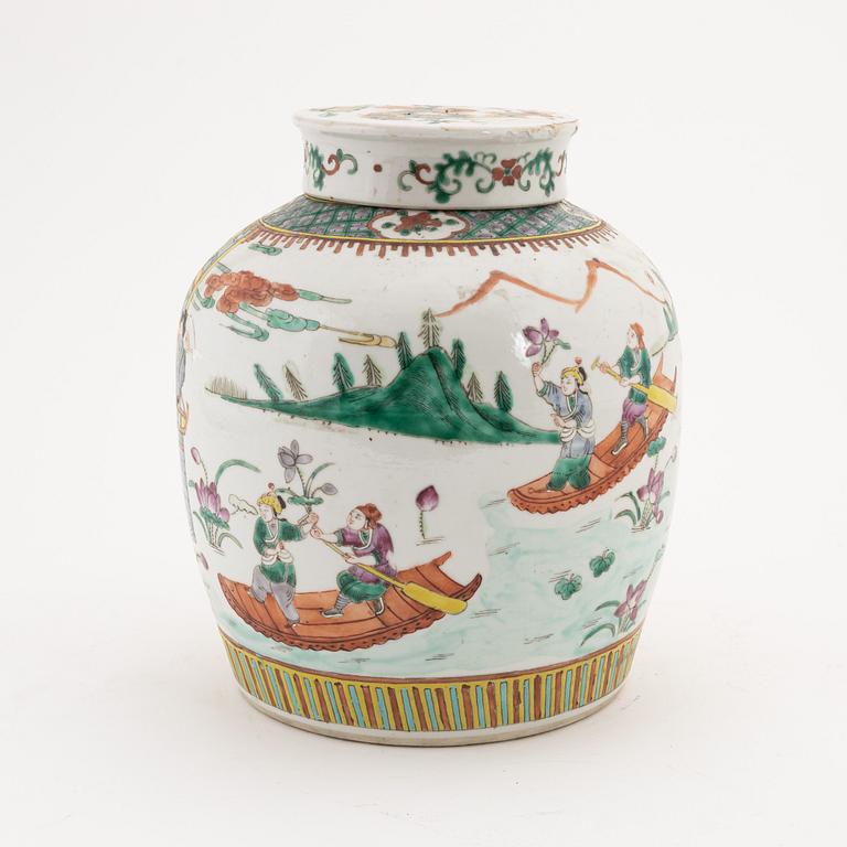 A famille rose jar with cover, late Qing dynasty, end of 19th Century.