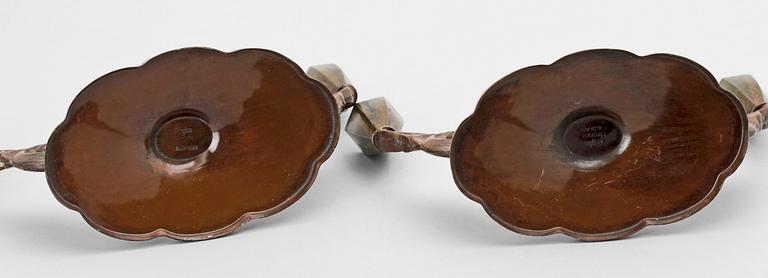 LJUSSTAKAR, ett par, brons, Danmark, 1900-talets början.