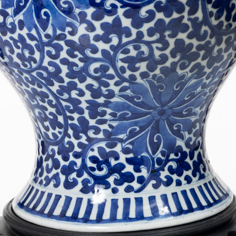 A blue and white porcelain urn/table lamp, 20th century.