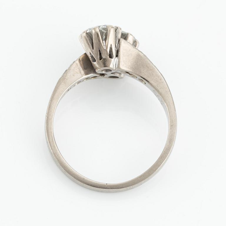 Ring, so-called cross over ring, 18K white gold with brilliant-cut diamonds.