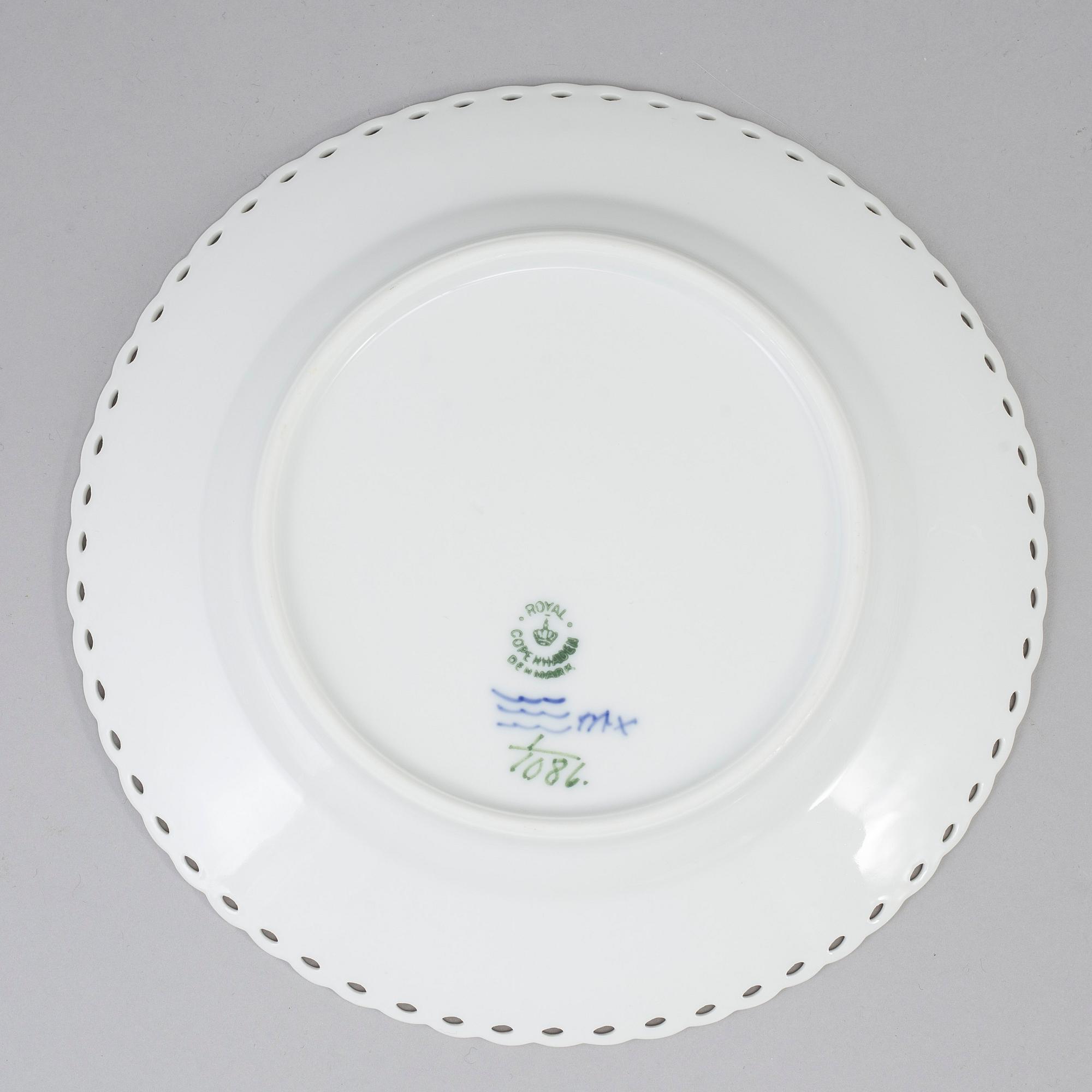 36 pieces of 'Musselmalet' by Royal Copenhagen.