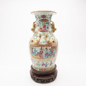 A porcelain set, 8 pieces, Canton, 19th century, China.