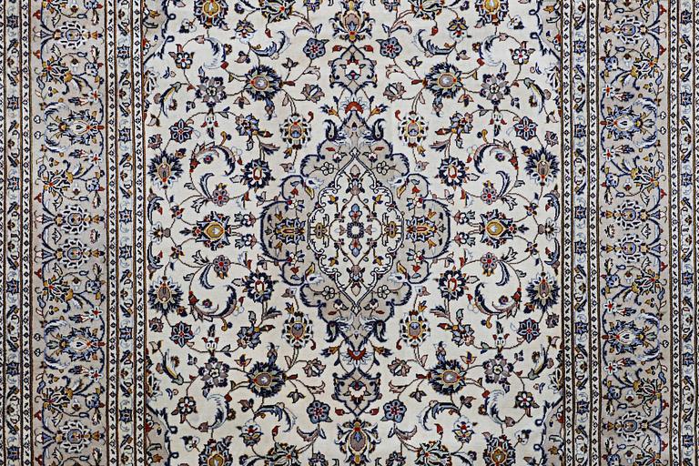 A carpet, Kashan, ca 321 x 206 cm.