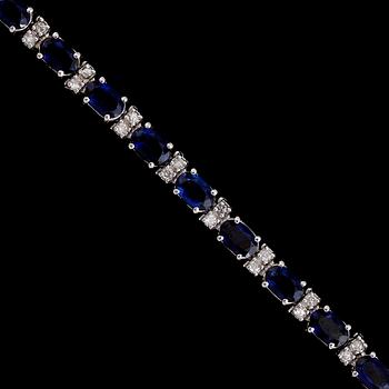 ARMBAND, 10 k vitguld, safirer och briljantslipade diamanter. Vikt 11,6 g.