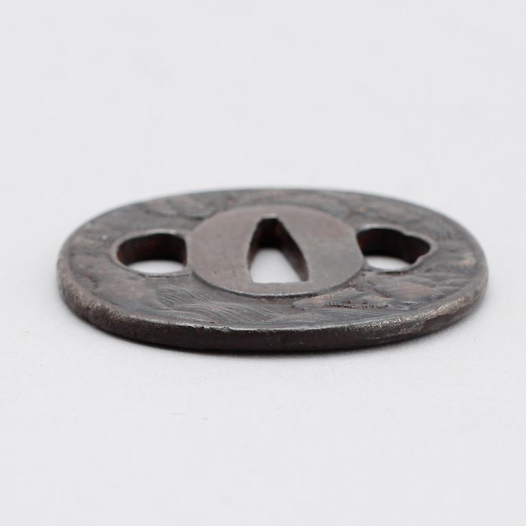 TSUBA, järn, signerad Mitsunaga, 1800-/1900-tal.