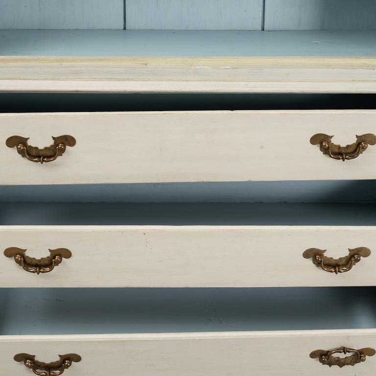 A late 18th or early 19th century cupboard.